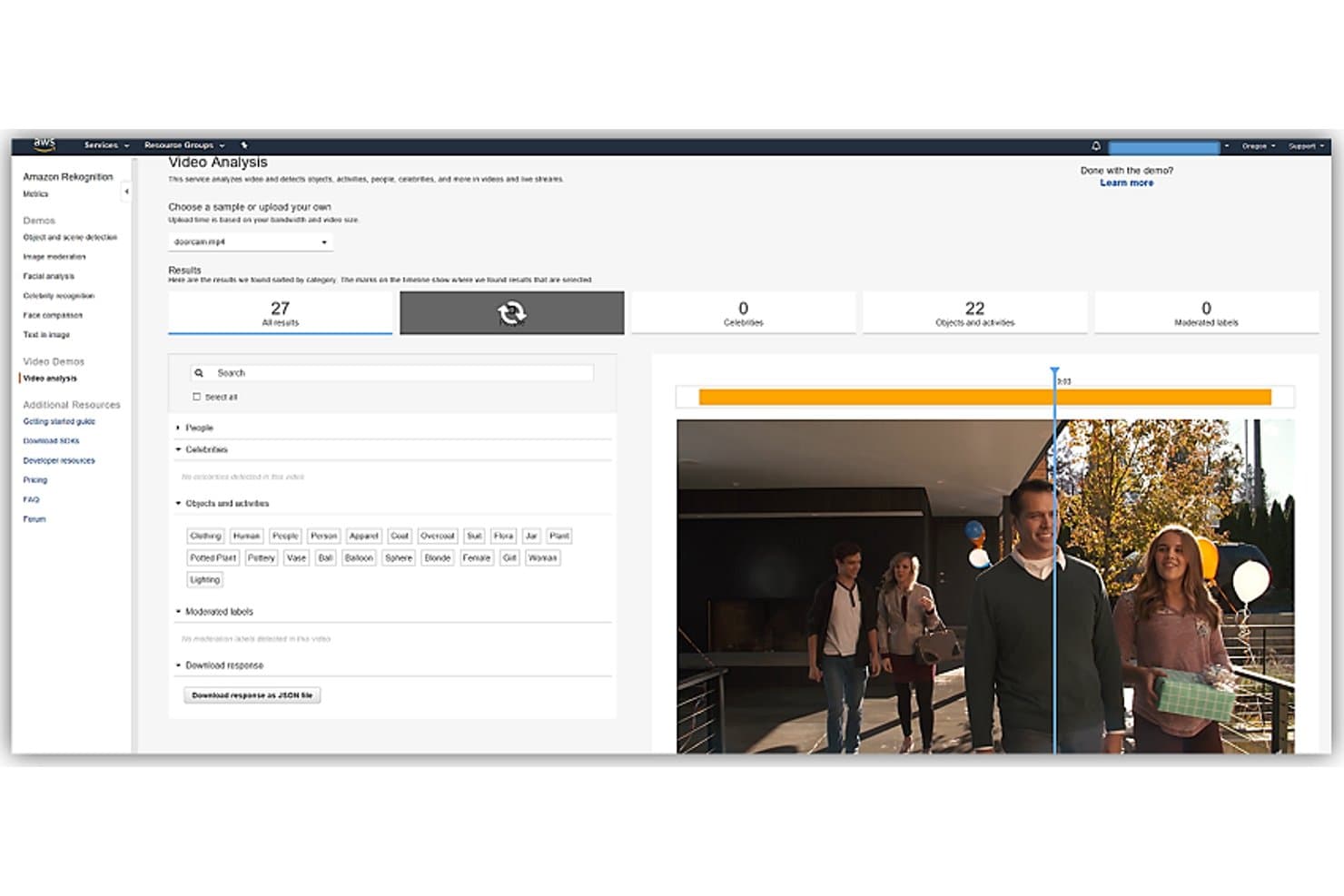 Dashboard voor videoanalyse van Amazon Rekognition met 27 gedetecteerde resultaten, waaronder objecten, activiteiten en beroemdheden in een voorbeeldvideo.