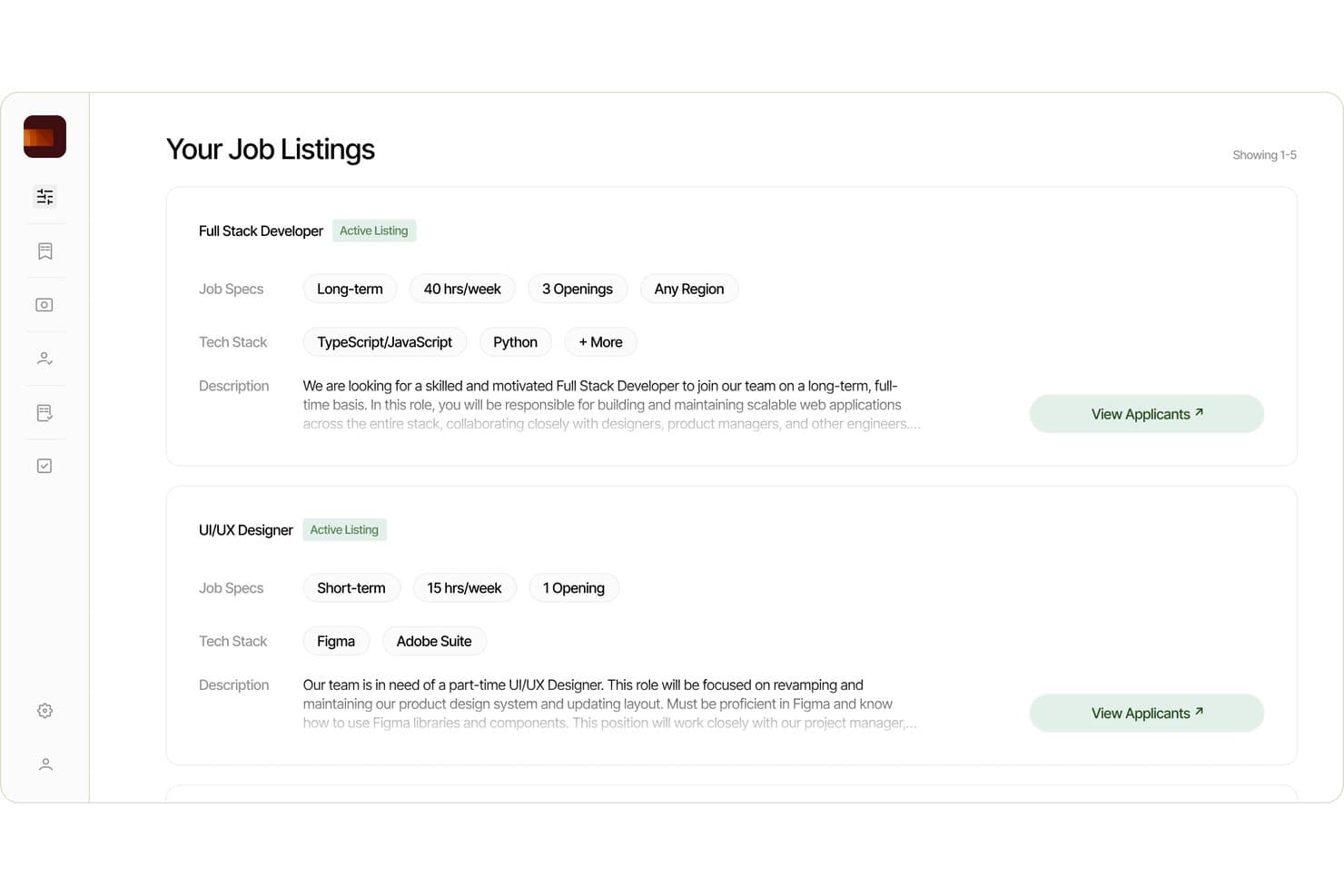 Striderin työpaikkailmoitusten hallintapaneeli, jossa näkyvät aktiiviset täyden pinon kehittäjän ja UI/UX-suunnittelijan ilmoitukset sekä kuvaukset ja teknologiavalikoiman tunnisteet.