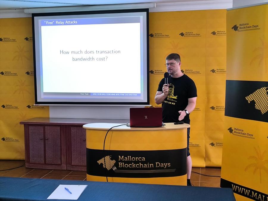 Speaker delivering a blockchain presentation at Mallorca Blockchain Days
