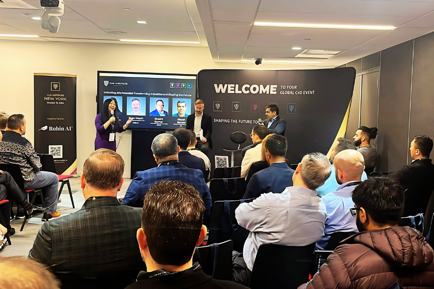 Speakers in front of the attendees at CxO Institute: USA