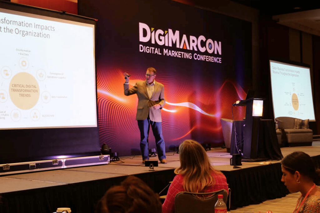 Un ponente ofreciendo una presentación en el escenario de DigiMarCon World