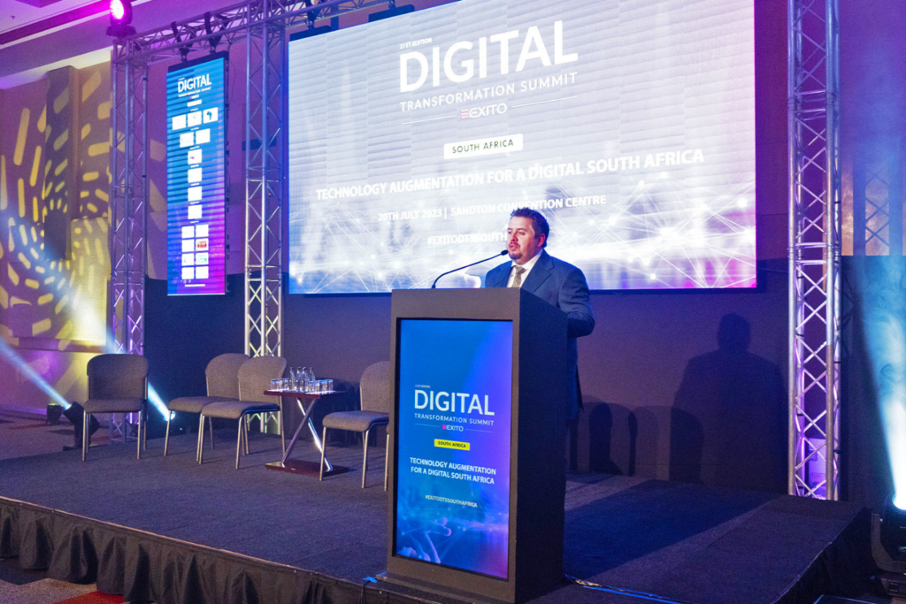 Un ponente presenta una ponencia en la Cumbre de Transformación Digital