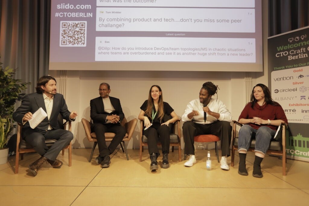Líderes tecnológicos senior participan en un panel de discusión en CTO Craft Con Europa