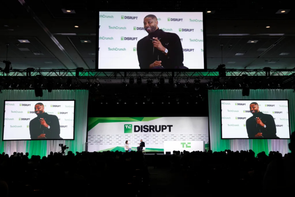 Una sesión principal perspicaz con una audiencia llena en TechCrunch Disrupt