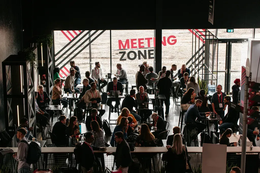 I partecipanti si incontrano e discutono di affari in un'area dedicata al networking al Sifted Summit