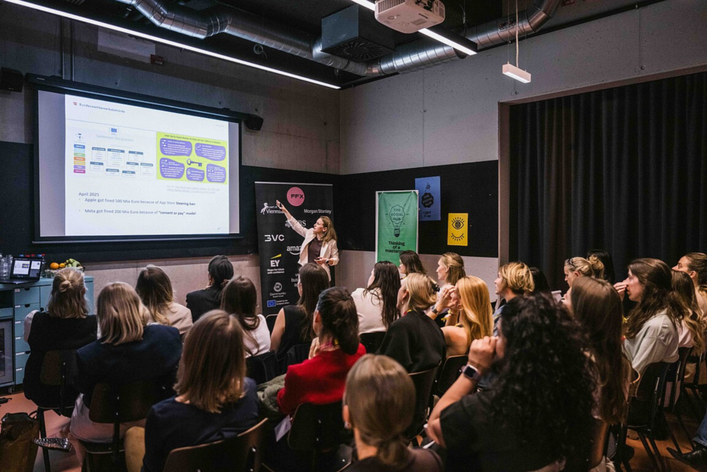 A packed audience during a keynote presentation at the ViennaUP conference