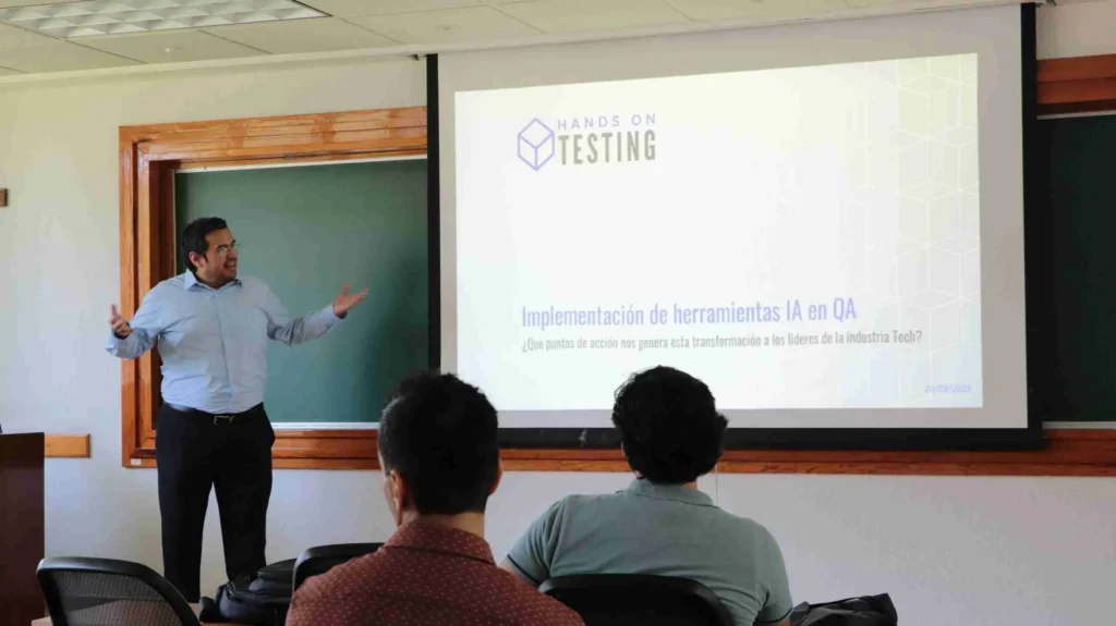 Un intervenant présente des outils d’IA pour l’assurance qualité à l’auditoire pendant une session à la Hands-On Testing Conference